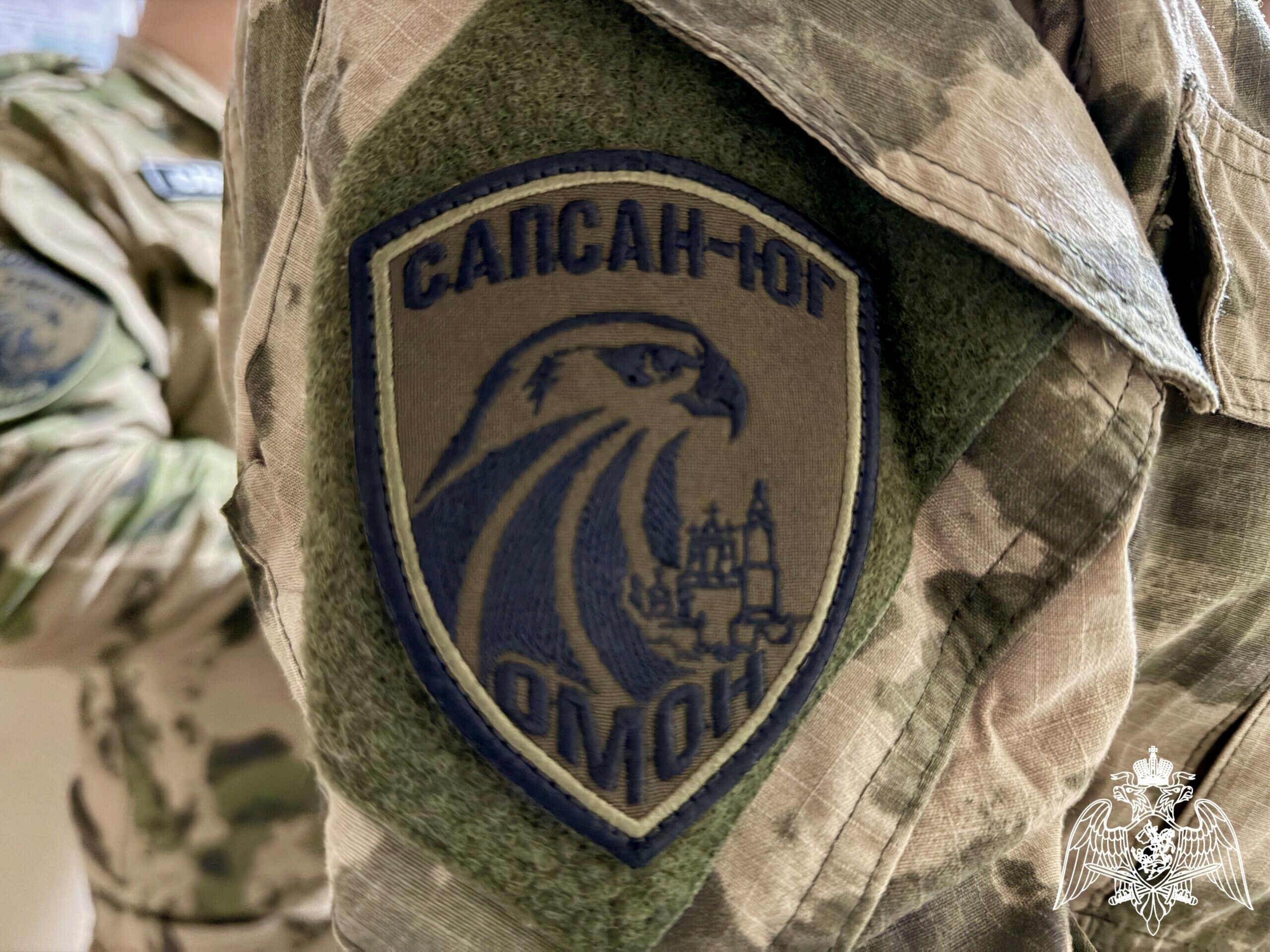 Ветераны Росгвардии в Астрахани передали ОМОН спецоборудование