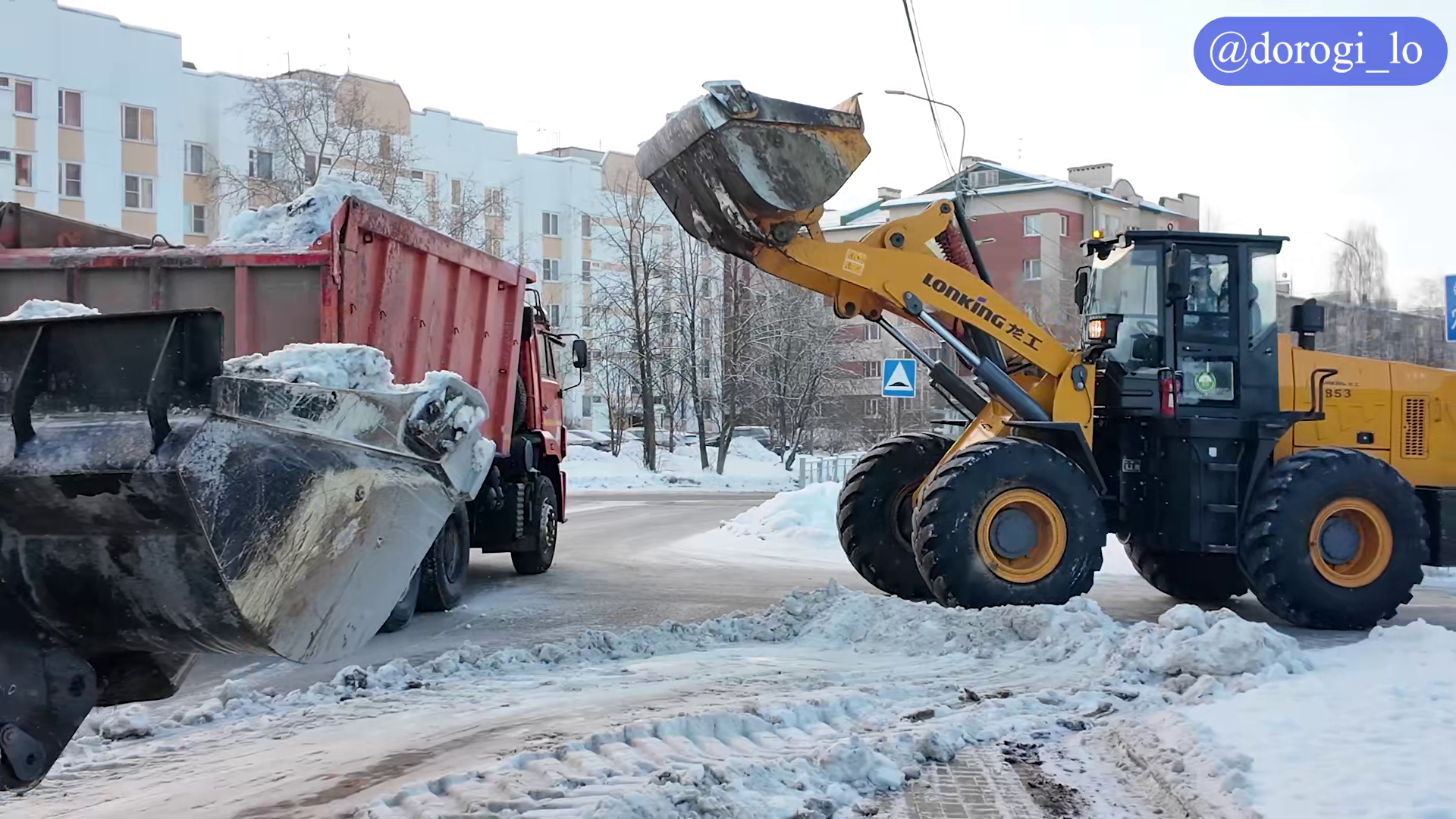 В Ленобласти дорожные службы и фермерские хозяйства объединились для уборки улиц