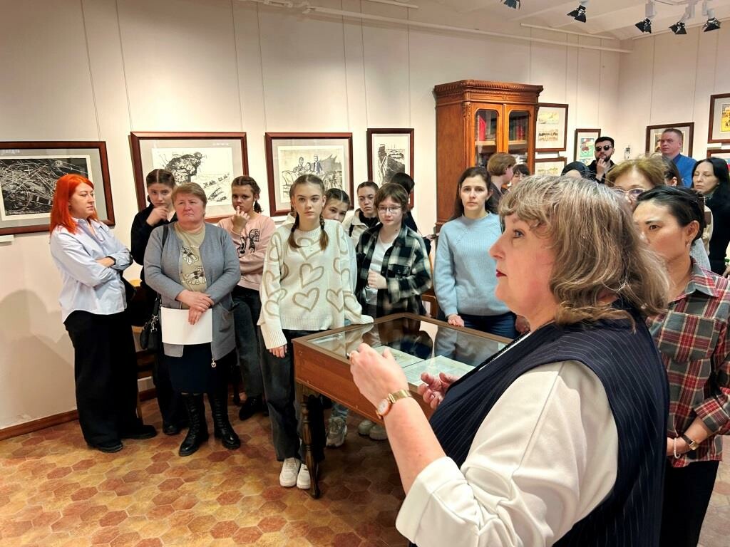 В Астрахани открыли выставку «Искусство побеждать»