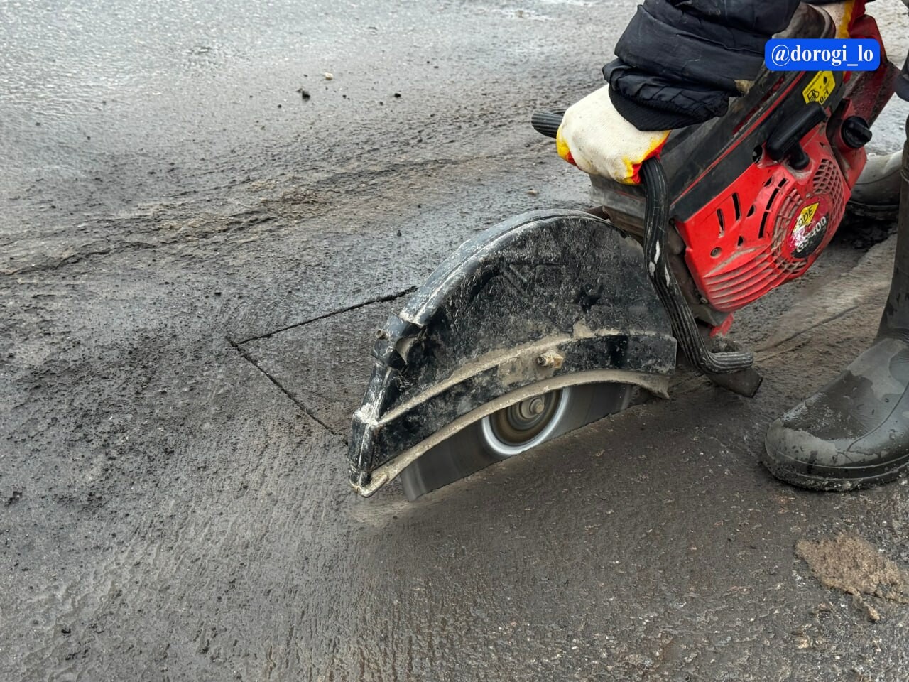 Дорожные службы продолжают проводить ямочный ремонт во всех районах Ленобласти