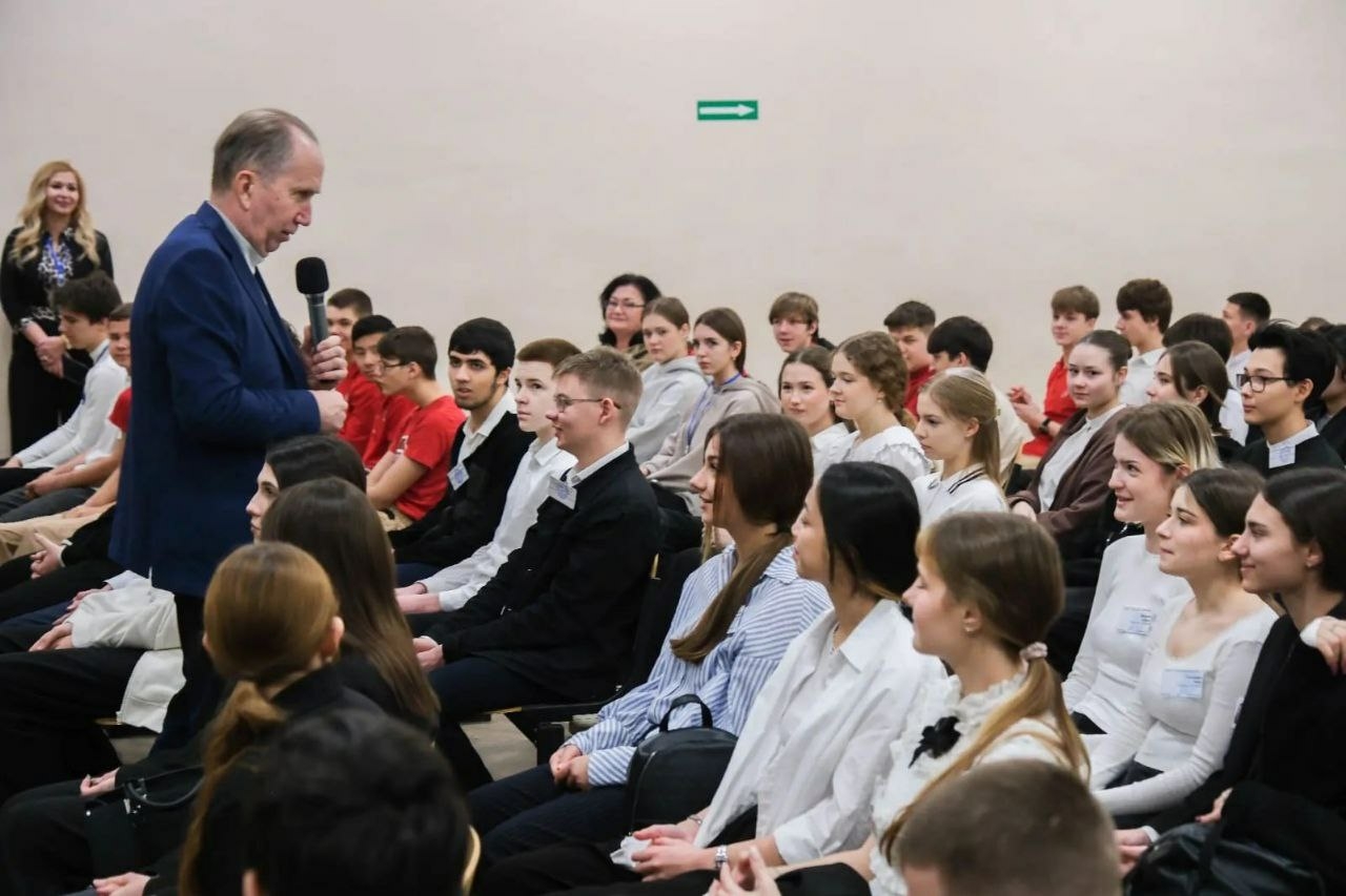 Спикер Гордумы Астрахани Игорь Седов рассказал школьникам о патриотизме