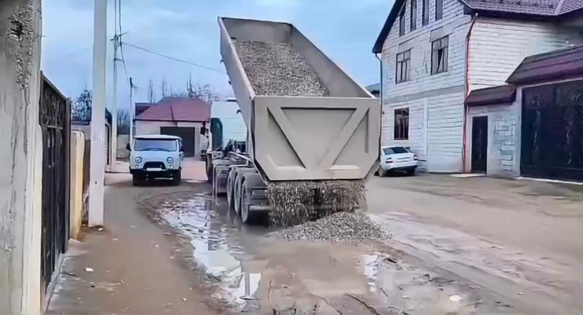 В Ленинкенте выполнили временный ремонт дороги к образовательным учреждениям