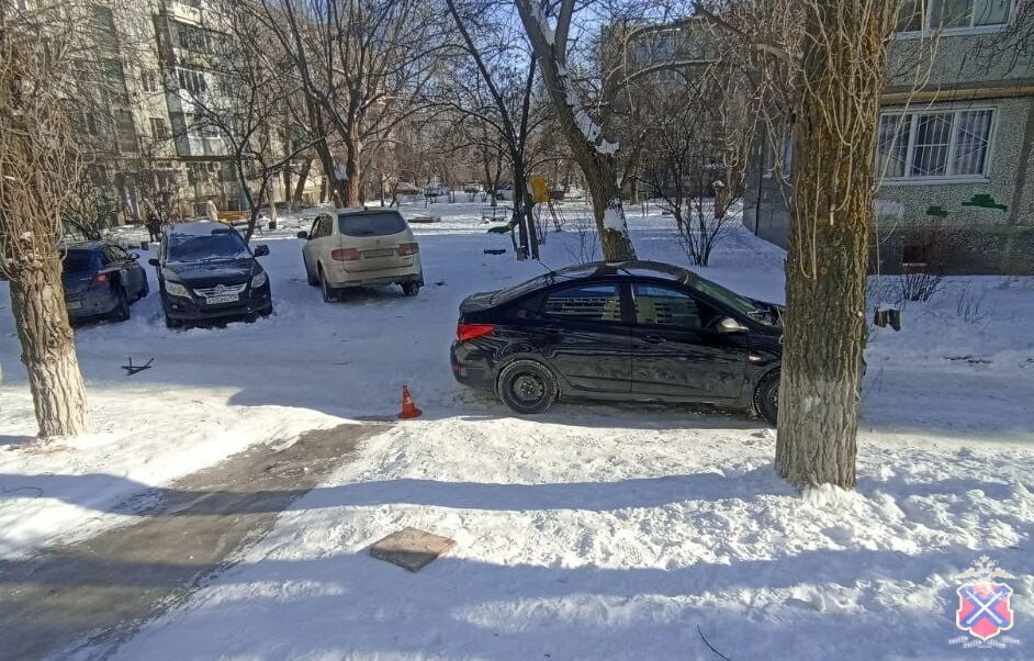 В Волгограде 11-летний мальчик пострадал под колесами автомобиля