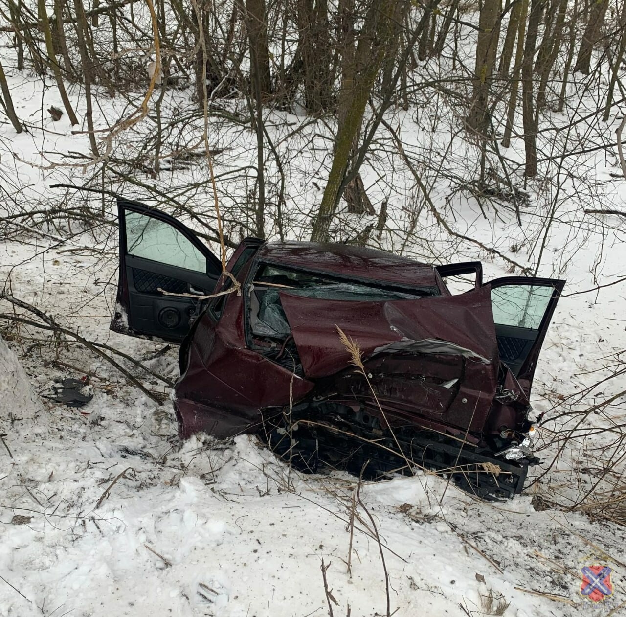 Под Волгоградом Lada Priora вылетела в кювет и столкнулась с деревом
