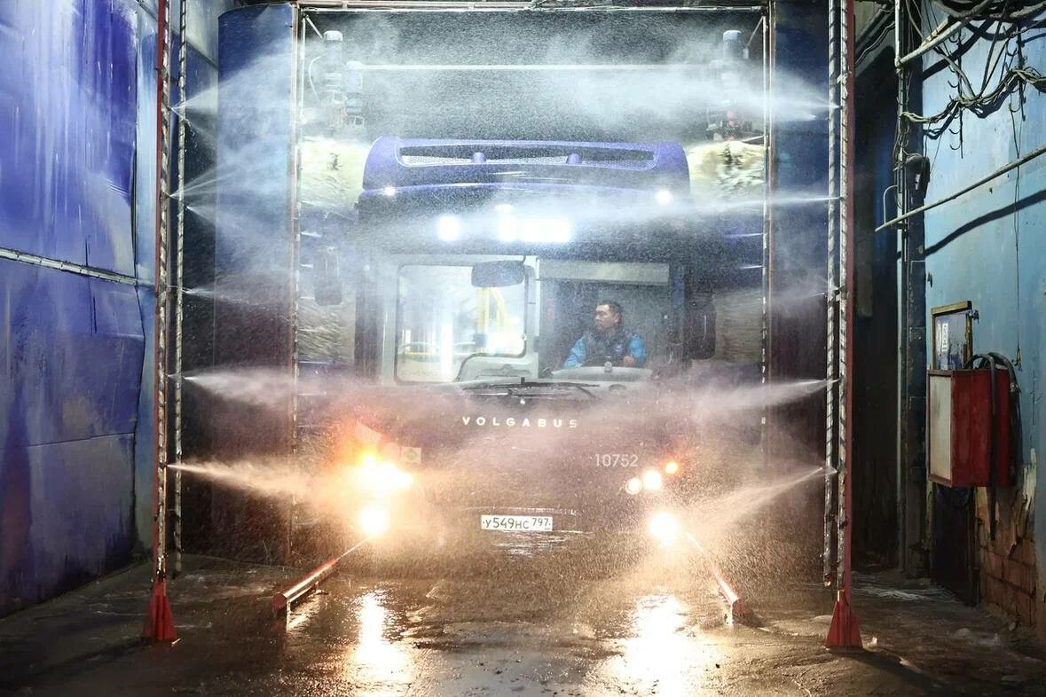 В Астрахани возобновили полную мойку автобусов