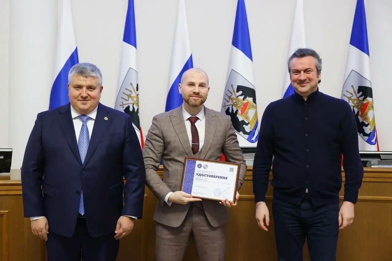 Дронов вручил удостоверения о повышении квалификации финалистам программы «Лидеры перемен»