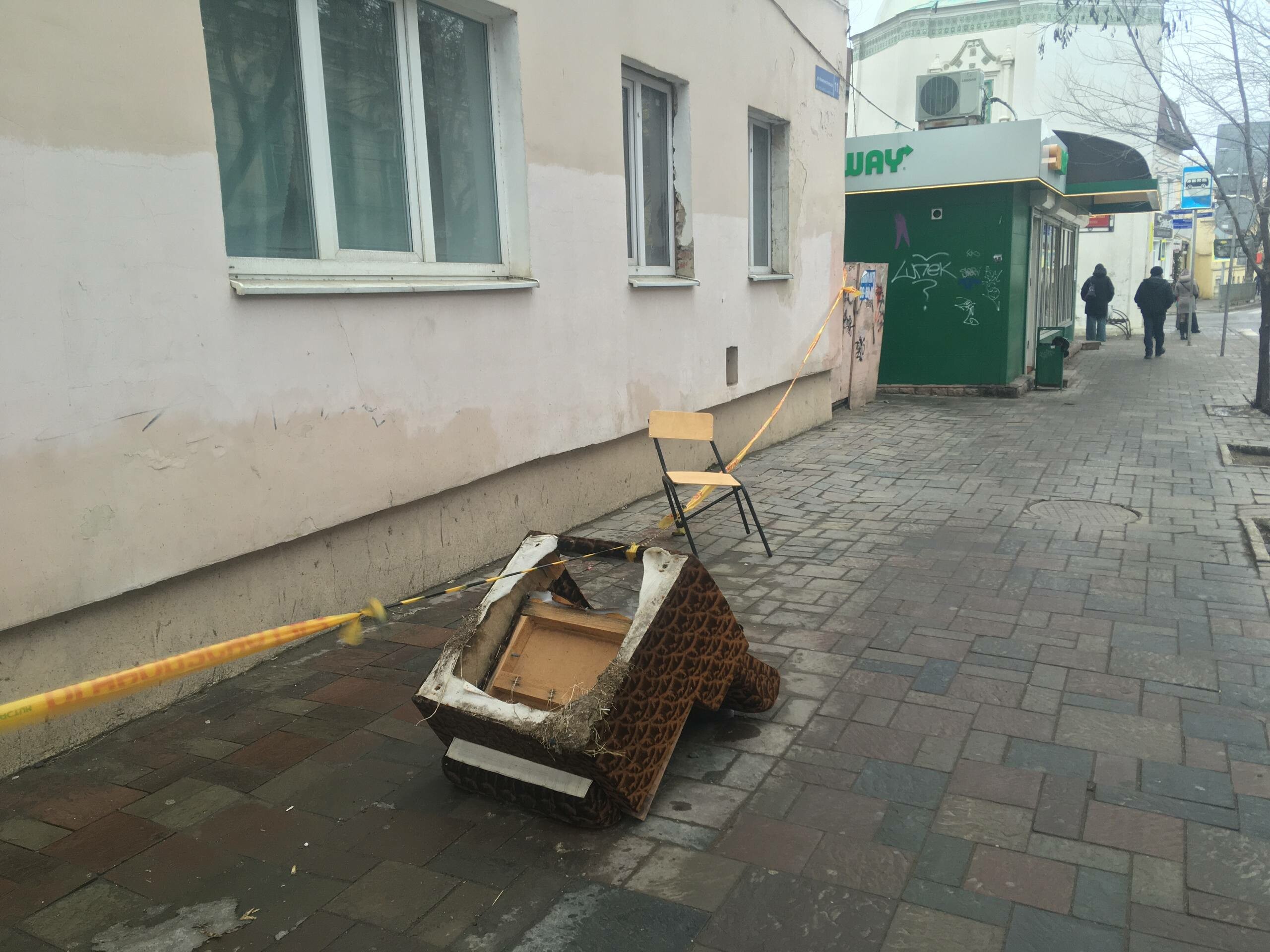 Астраханские коммунальщики огородили тротуар старой мебелью