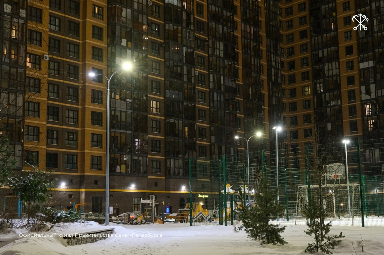 В петербургском квартале Полюстрово подключили новое уличное освещение