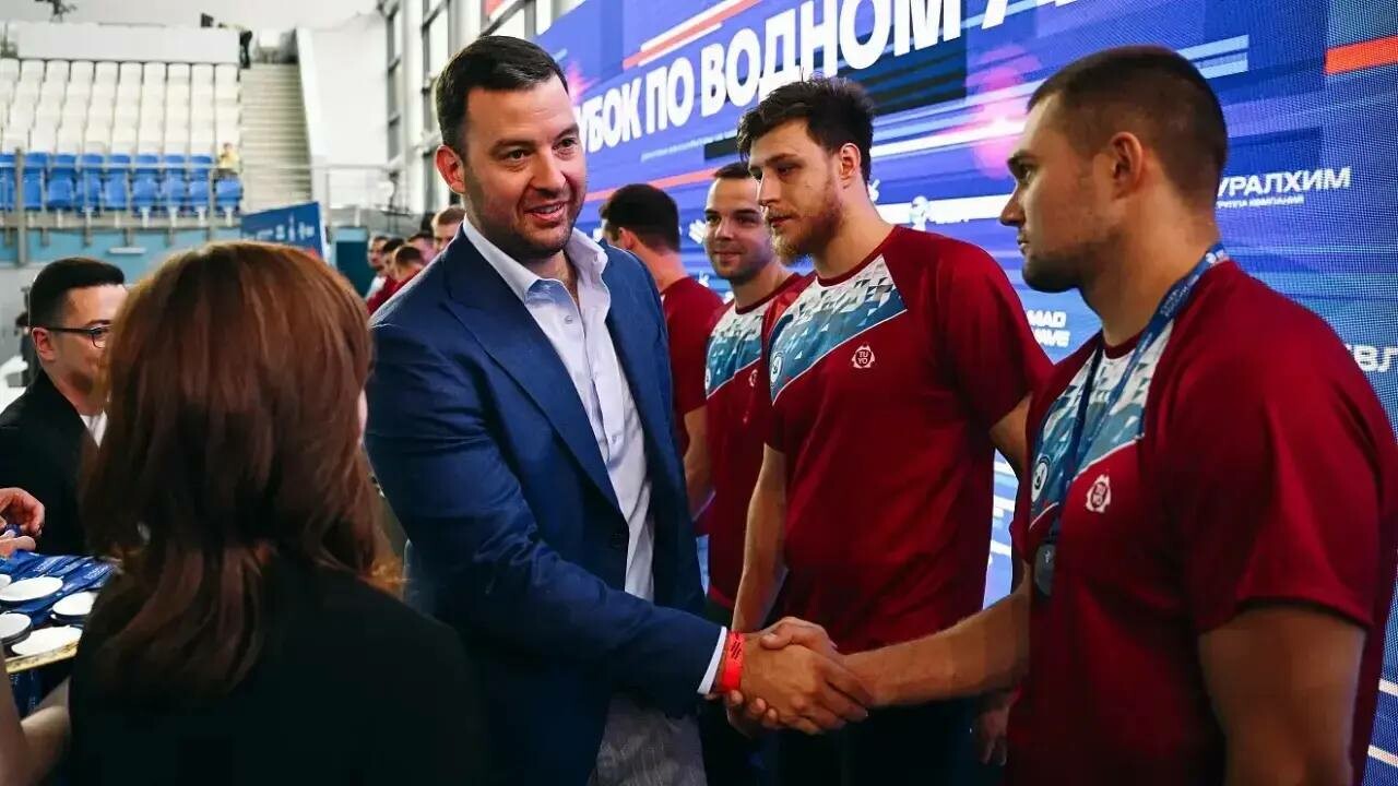 В Астрахани прошла автограф-сессия с легендарным ватерполистом