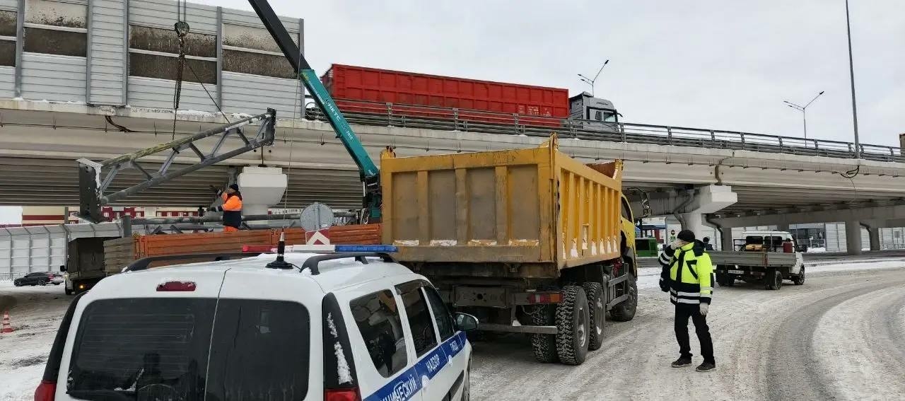 В Тюмени мусоровоз снес трос с дублирующими дорожными знаками