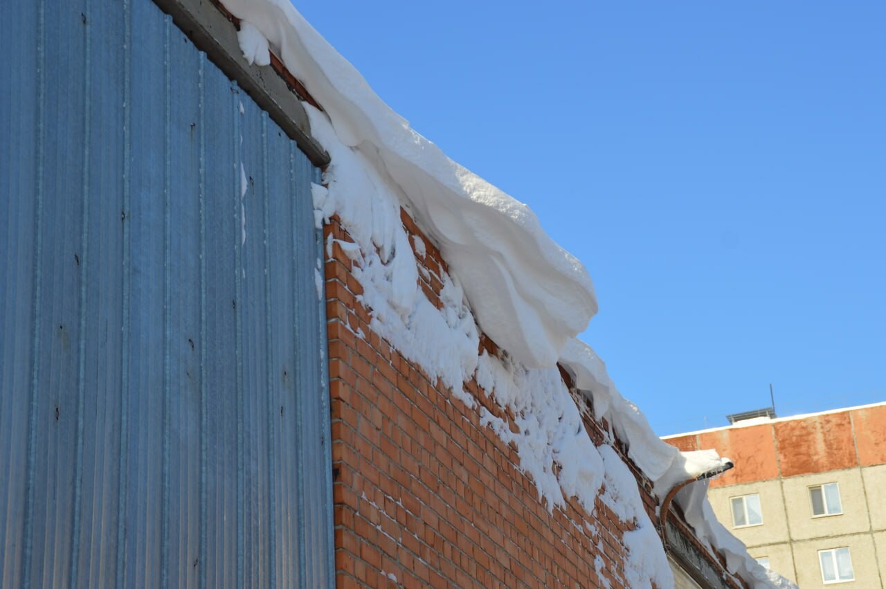 В Тюмени усилили контроль за очисткой кровель от снега