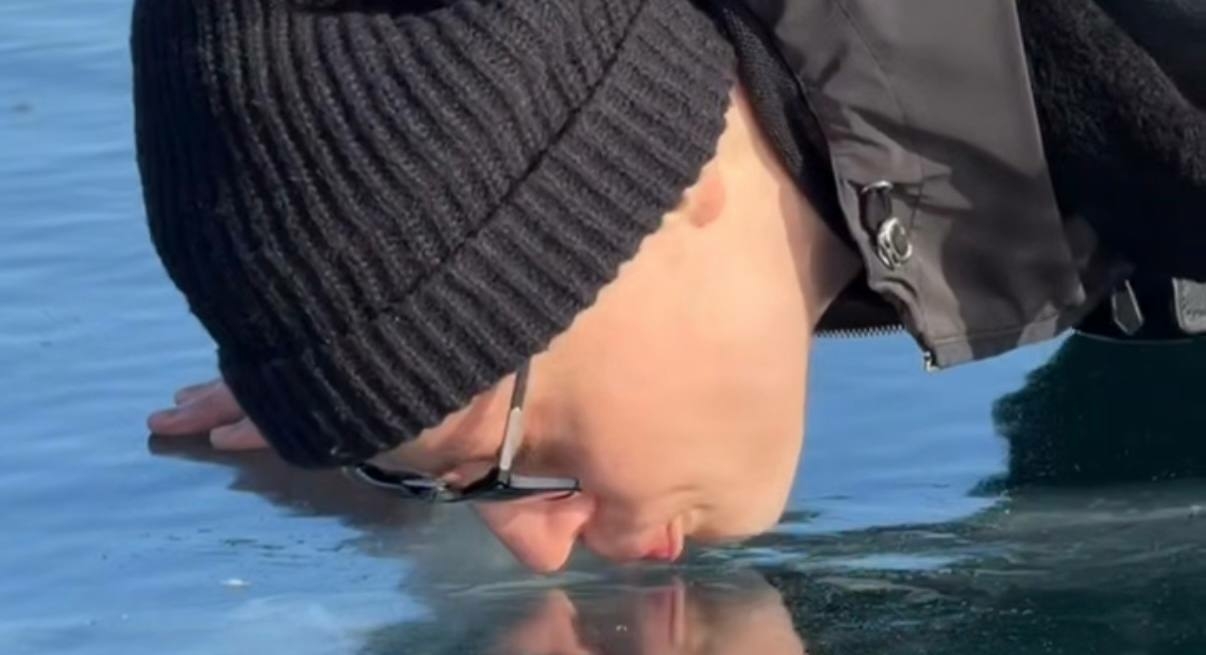 Певец Shaman лизнул Байкал