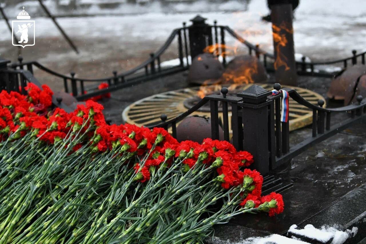 В Ярославле почтили память защитников Отечества у Вечного огня