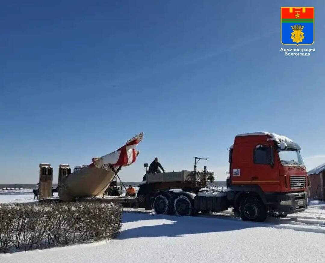 В Волгограде в ЦПКиО монтируют десятиметровое чучело Масленицы