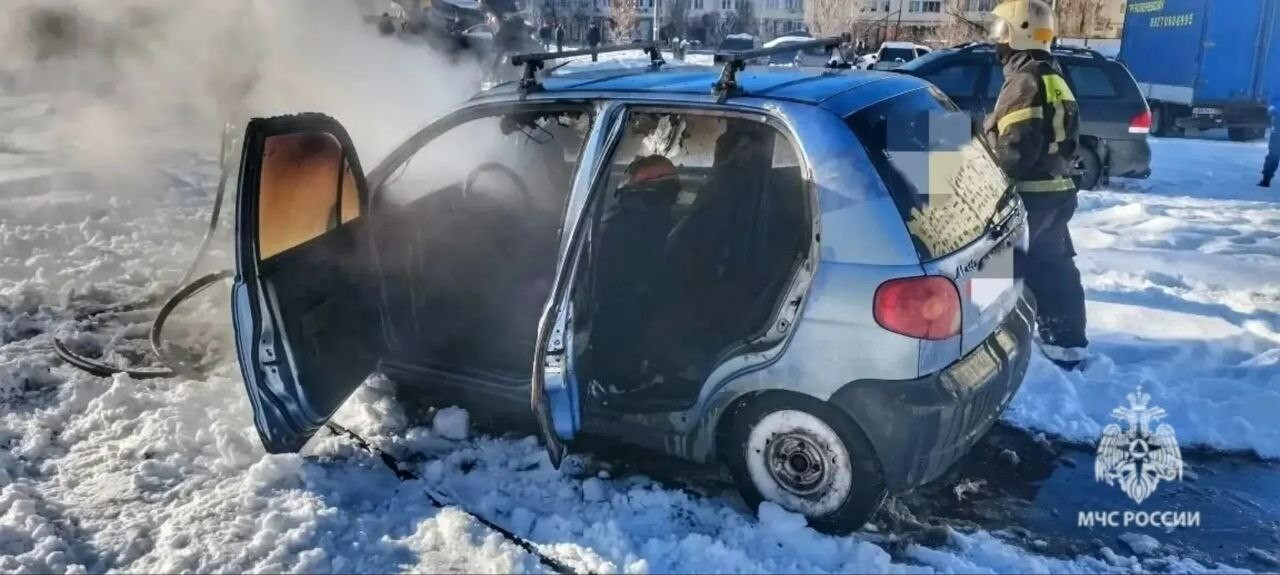 В Волгограде загорелся автомобиль из-за короткого замыкания