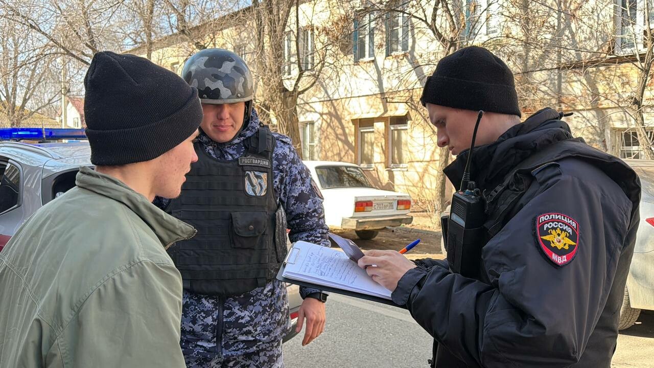 В Астрахани боец ОМОН задержал мужчину с предметом, похожим на пистолет