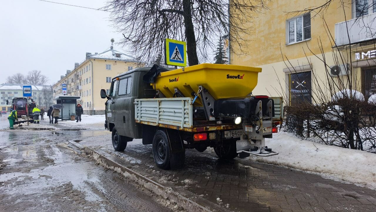 Дорожники Великого Новгорода ведут работы по удалению скользкости