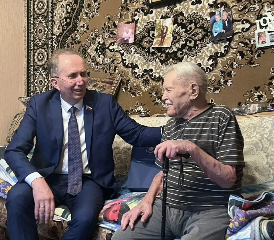 Игорь Седов поздравил ветерана Степана Гладилина с 23 февраля