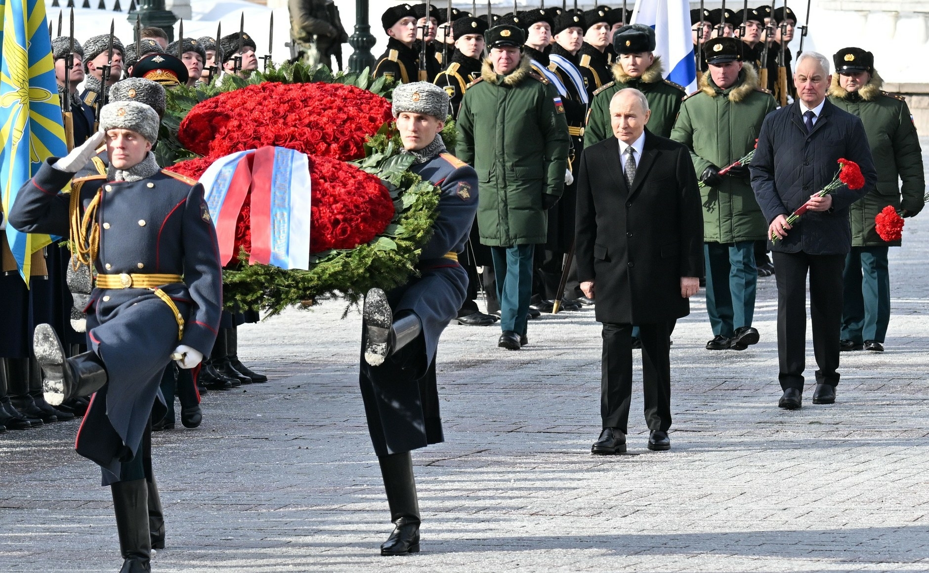 Владимир Путин традиционно возложил венок к Могиле Неизвестного Солдата