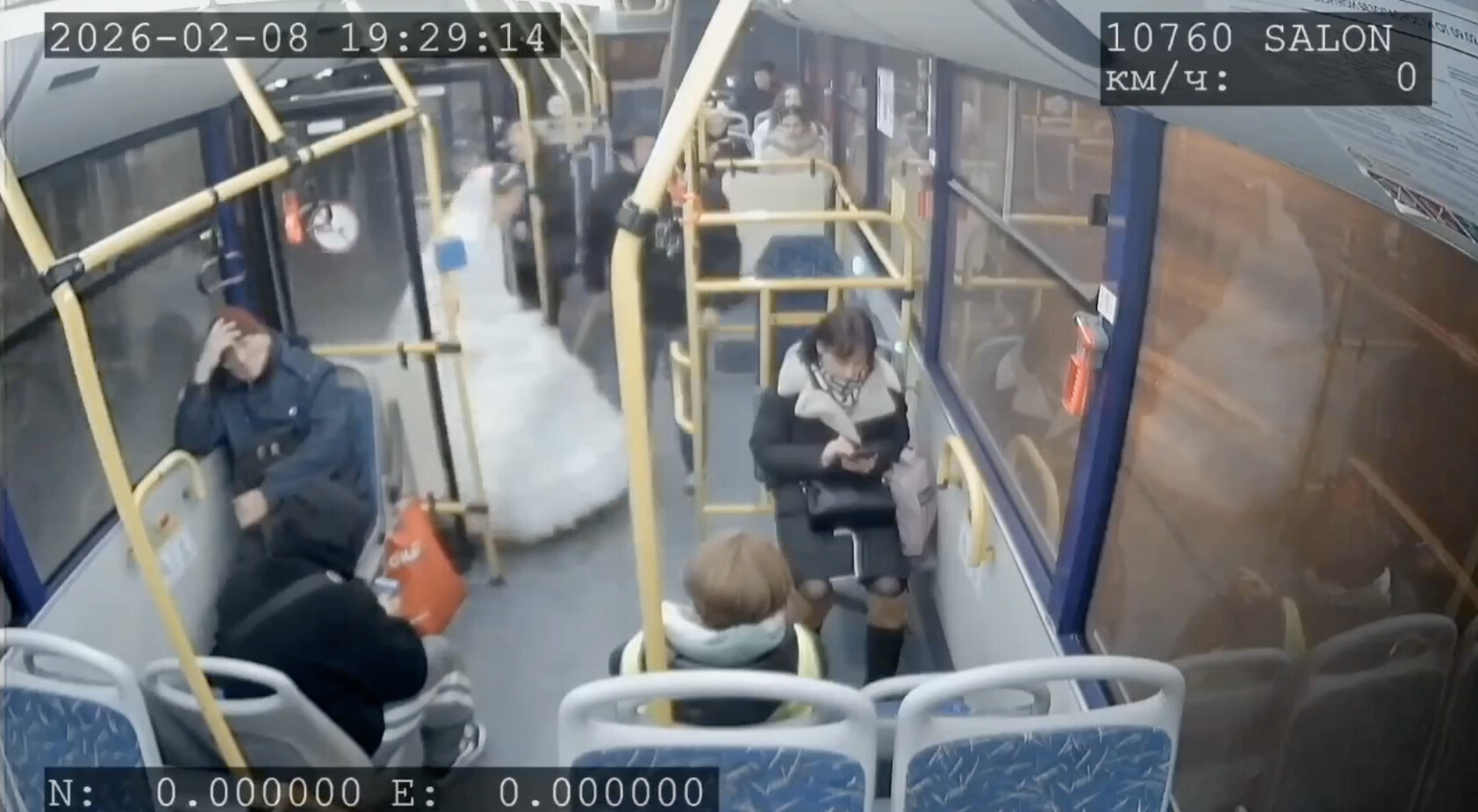 В Астрахани объяснили появление невесты в автобусе М6