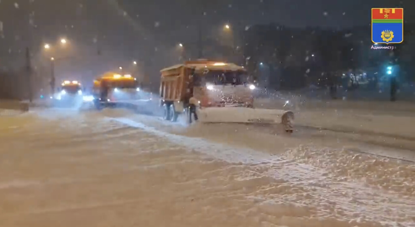 В Волгограде продолжается расчистка дорог после ночного снегопада