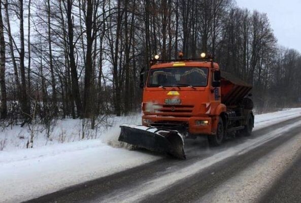 В Костромской области продолжается расчистка дорог после снегопада