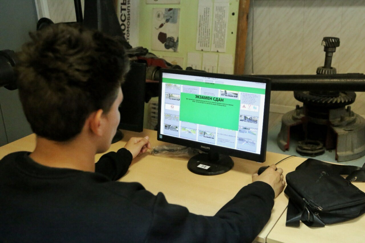 В Астрахани призывников обучают водительским специальностям в ДОСААФ России