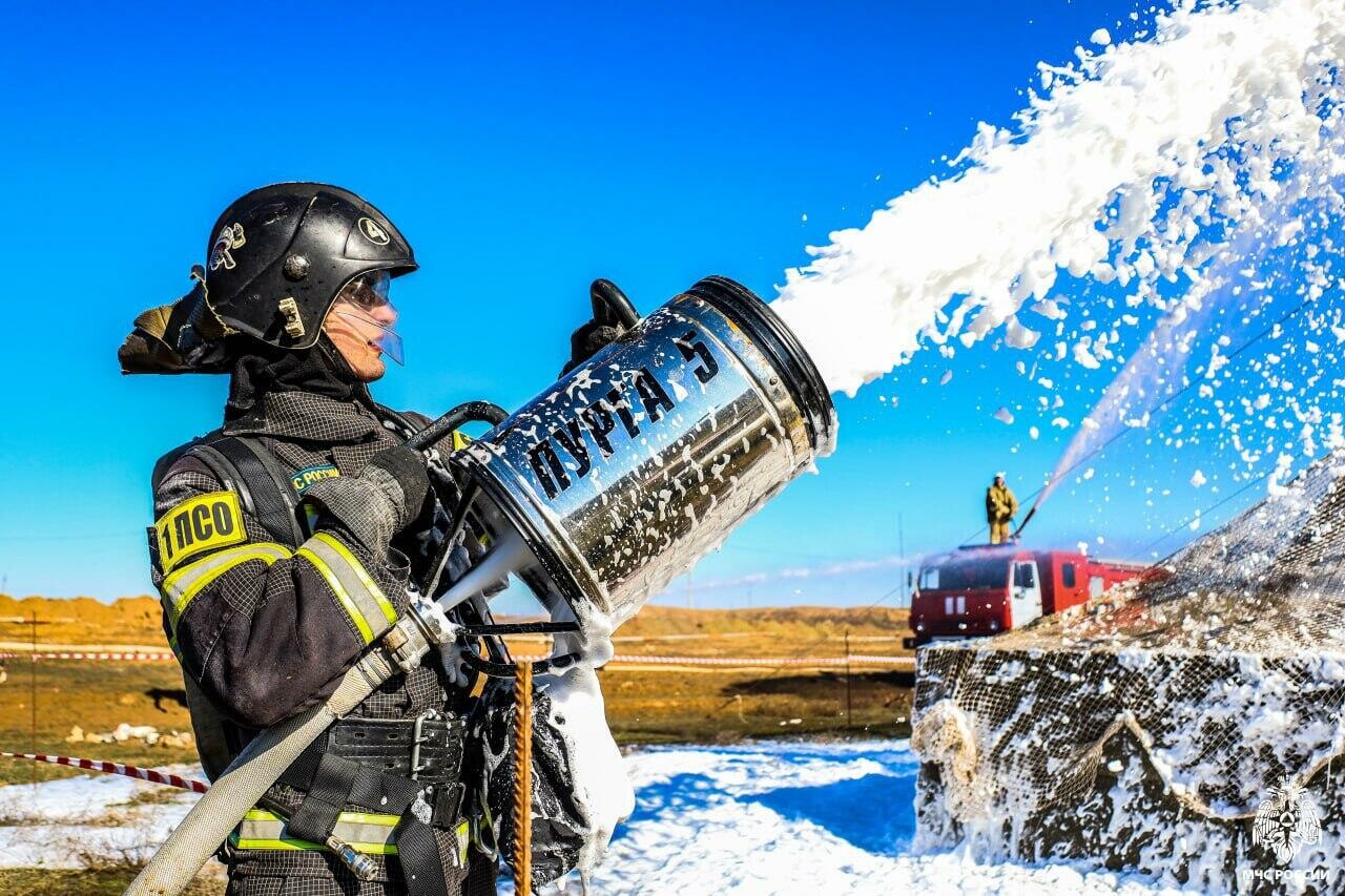 Астраханские спасатели отработали тушение пожара в топливном парке