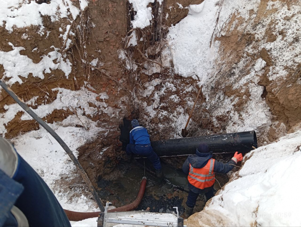 В Костроме устраняют повреждение водопровода на улице Профсоюзной