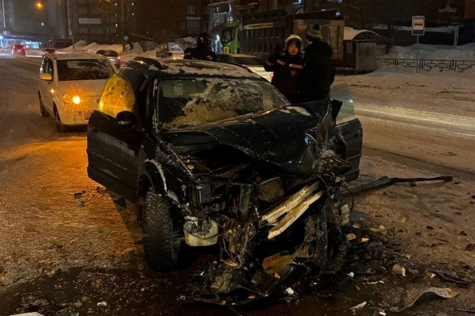 В Новосибирске Subaru столкнулся с самосвалом на Чернышевском спуске