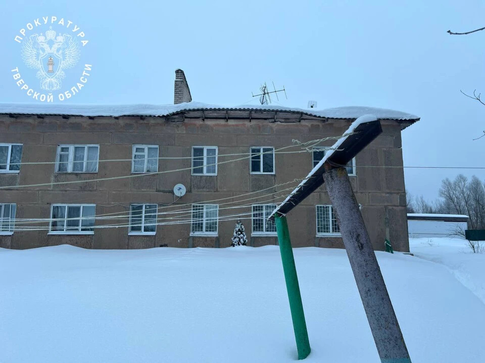 Крыша дома в Кимрах рухнула под тяжестью снега