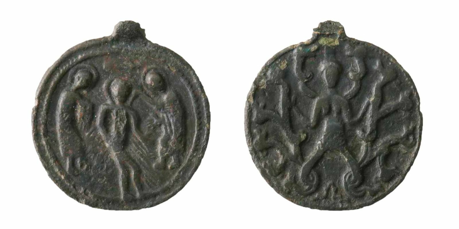 В Москве отреставрировали древнерусский амулет с изображением змееногой женщины