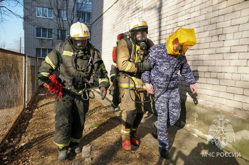 Новгородские спасатели отработали тушение пожара в здании Росгвардии