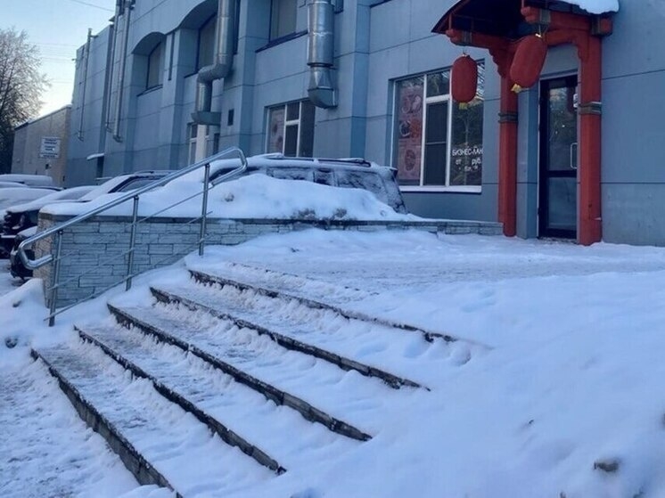 В Петербурге владельца магазина наказали за ледяные ступени