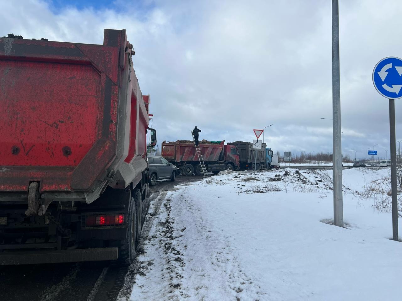 Под Петербургом эконадзор остановил девять мусоровозов с нарушениями