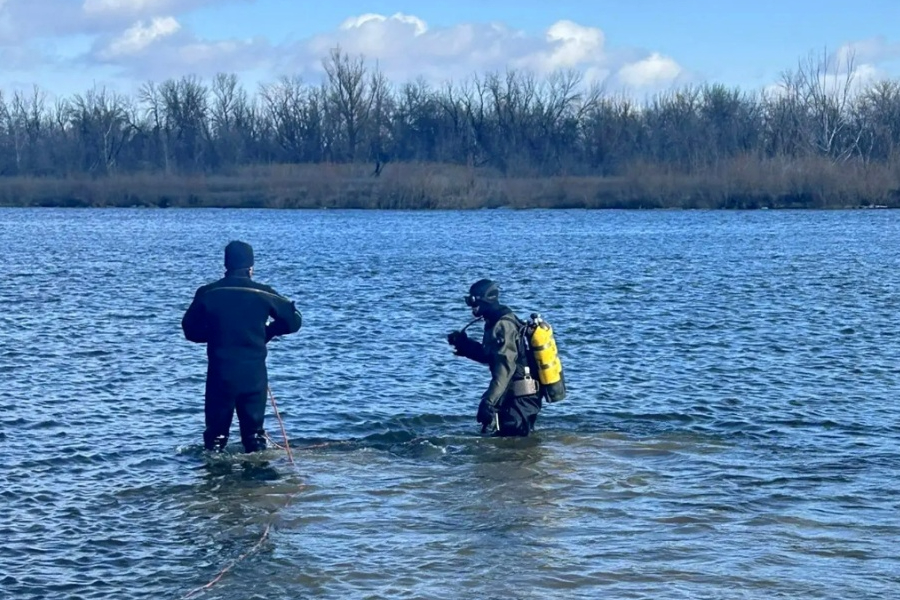Водолазы нашли затонувший автомобиль в реке Бузан