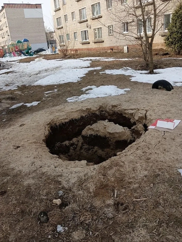 В Калуге провалился канализационный коллектор на улице Промышленной