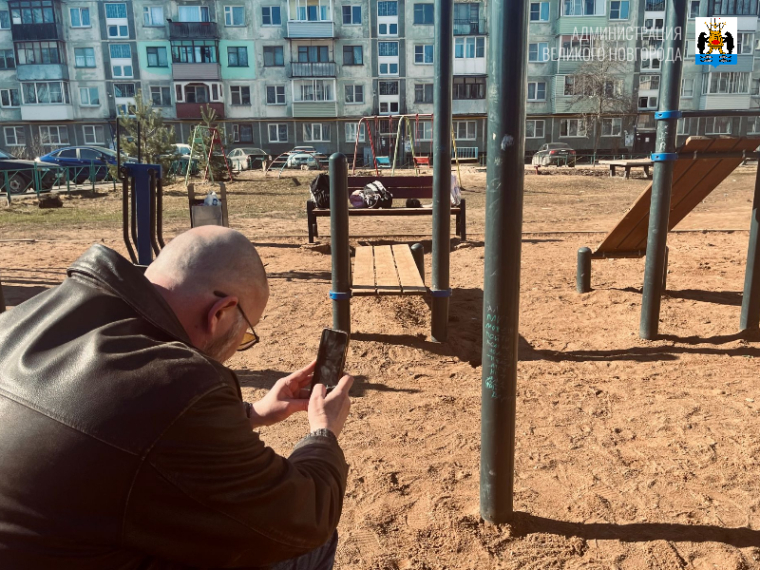 В Великом Новгороде приступили к весенней проверке детских и спортивных площадок