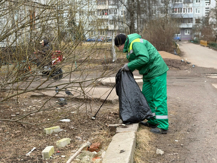 В Великом Новгороде продолжаются сезонные работы по уборке территорий
