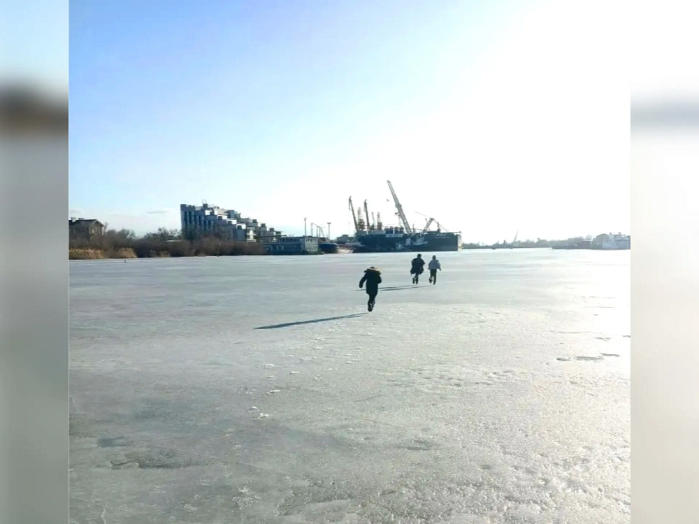 В Астрахани детей увели от полыньи на Золотом Затоне