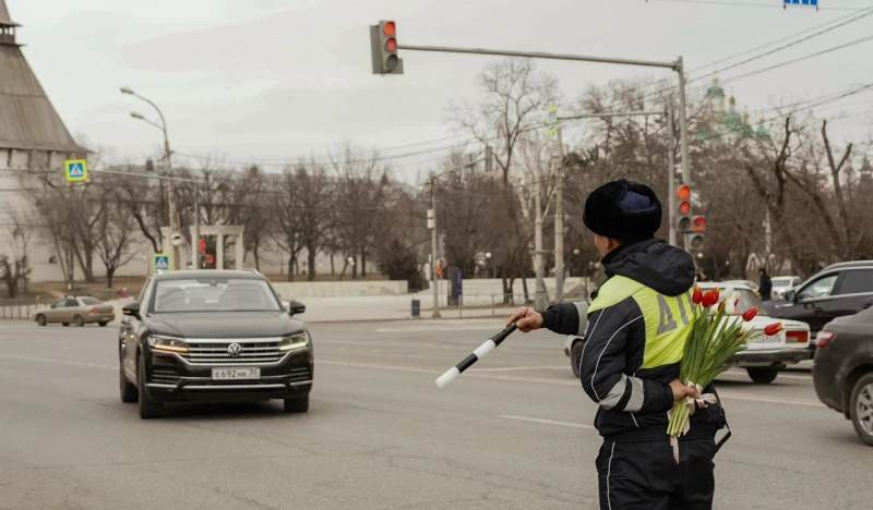 Астрахани автоинспекторы дарили цветы женщинам-водителям вместо штрафов