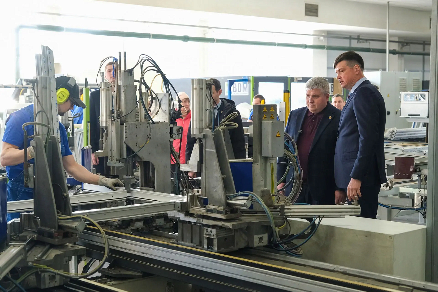 Дронов посетил производственную площадку новгородской компании «Галичи»