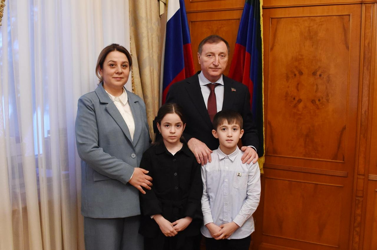 Заур Аскендеров встретился с чемпионами международной олимпиады по ментальной арифметике