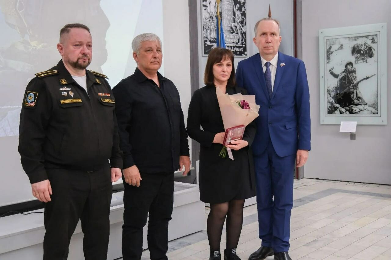 Игорь Седов вручил семьям погибших астраханских бойцов СВО государственные награды