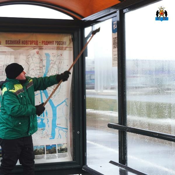 В Великом Новгороде после зимы приводят в порядок остановки