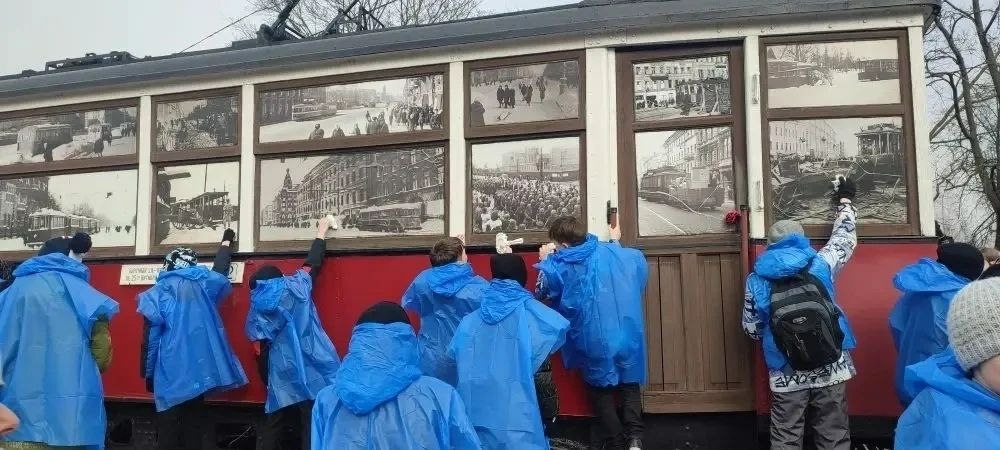 В Санкт-Петербурге школа №493 взяла шефство над памятником Блокадному трамваю