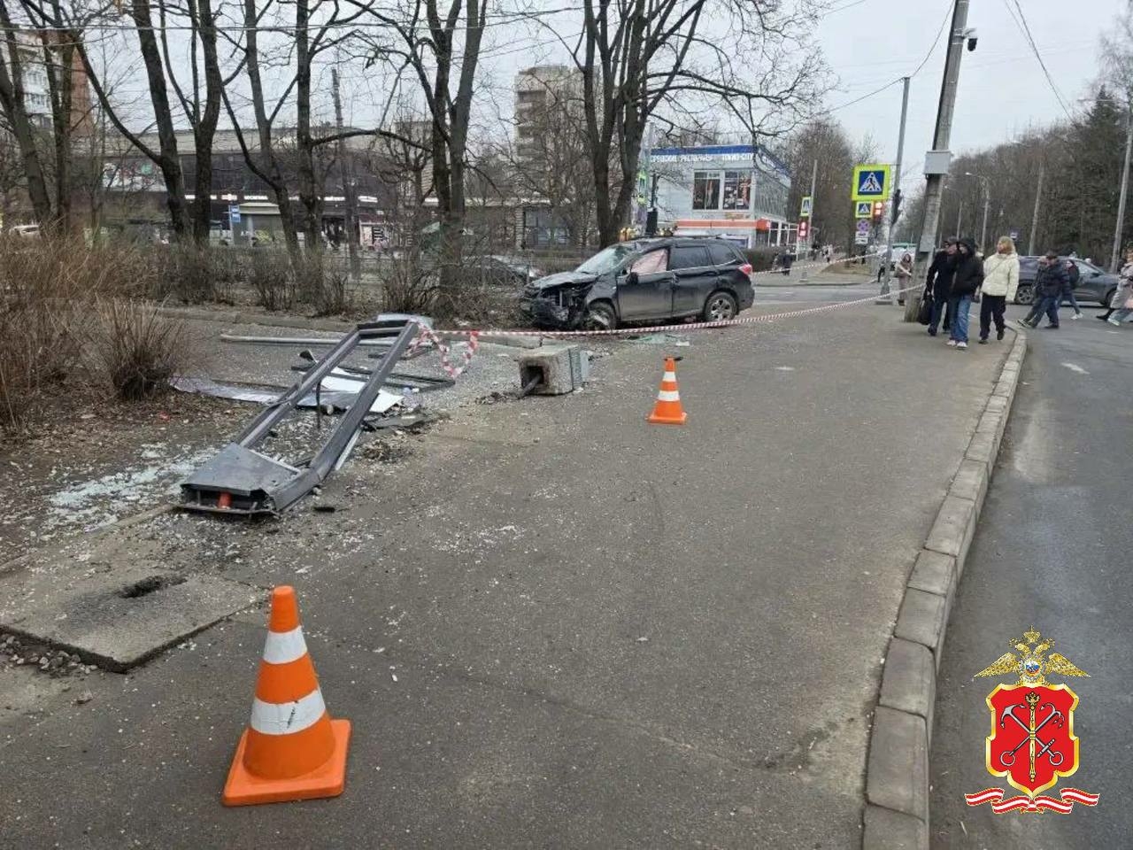 В Петербурге водитель выехал на тротуар и сбил женщину с детьми на автобусной остановке