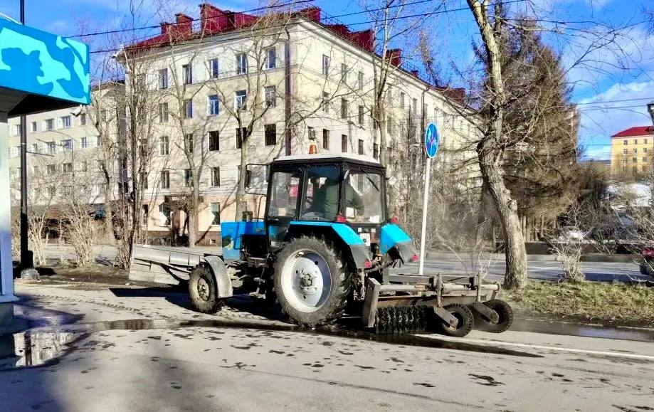 С улично-дорожной сети Мурманска за минувшие сутки вывезли 2281 кубометр снега