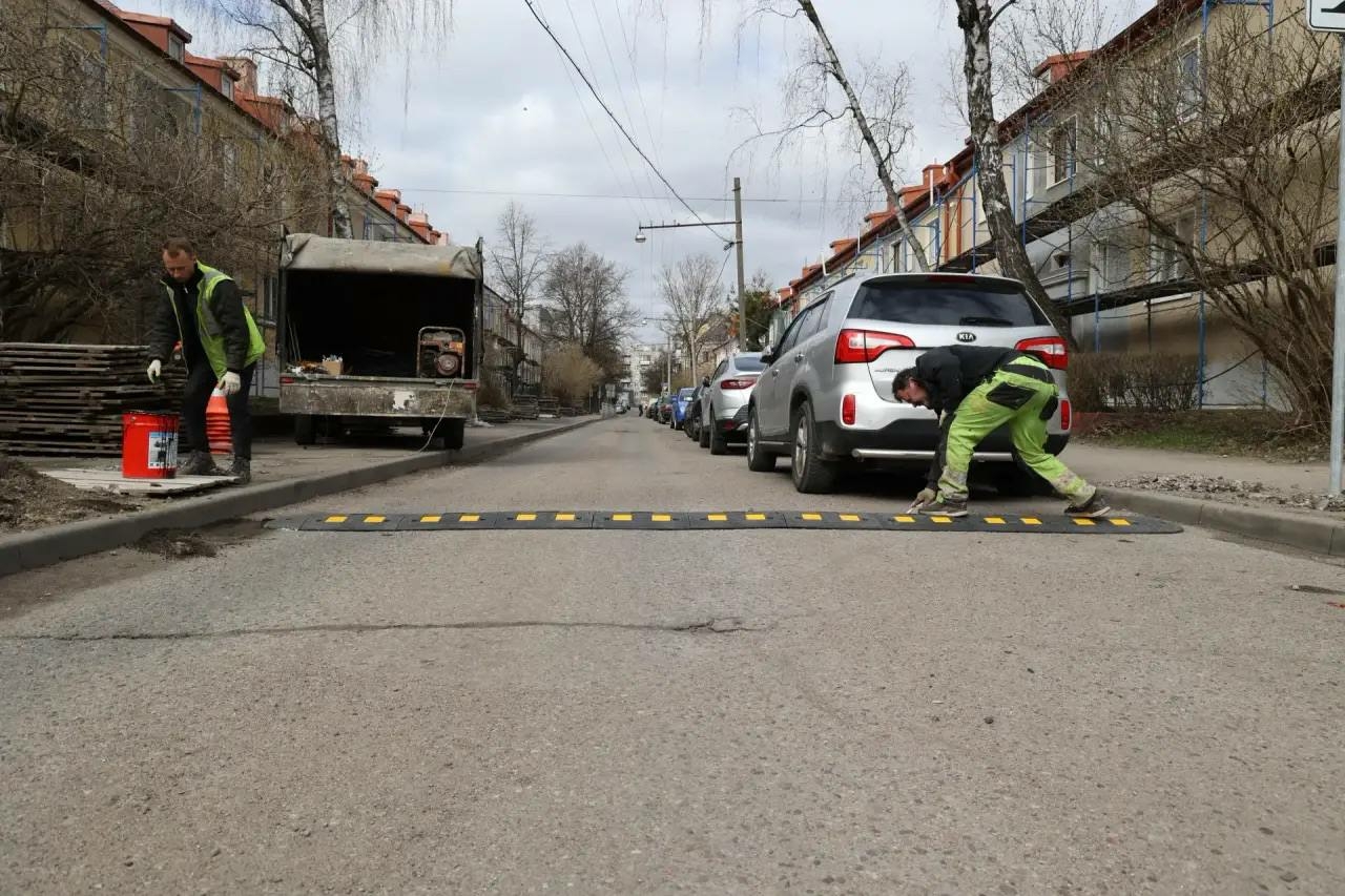 В Калининграде приступили к размещению «лежачих полицейских»