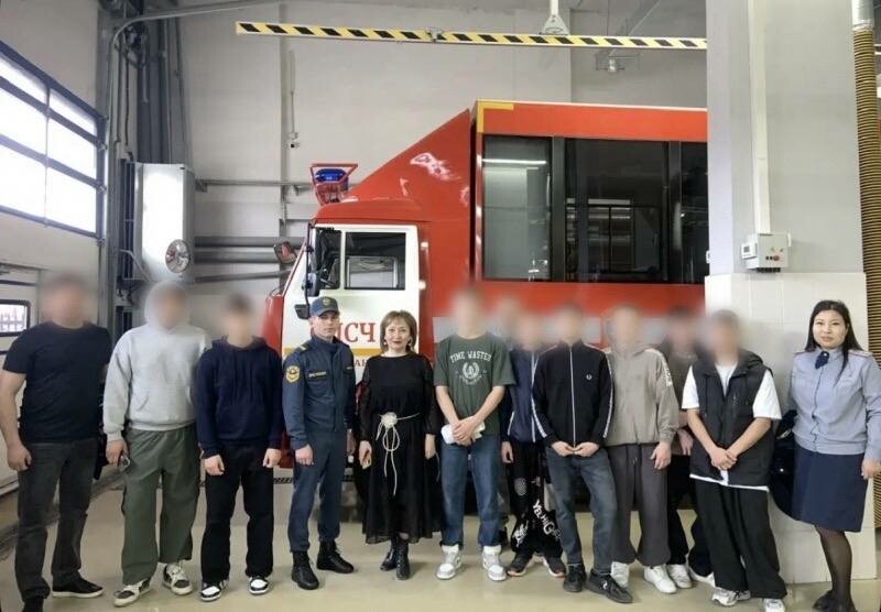 В Астрахани подростки посетили пожарно-спасательную часть